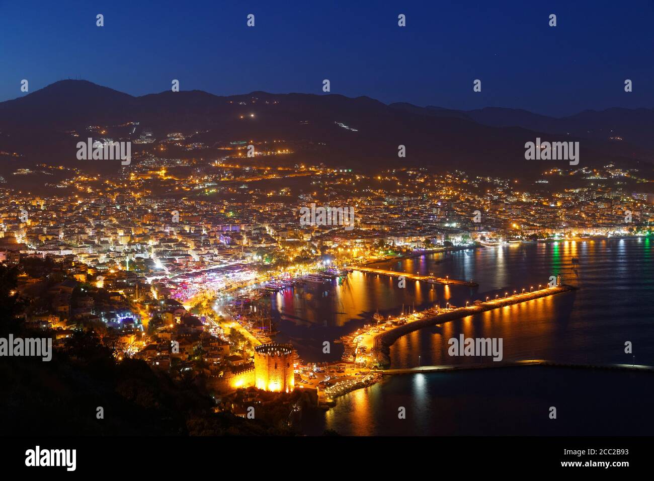 Turquía, Alanya, vista de la torre roja con Harbour Foto de stock