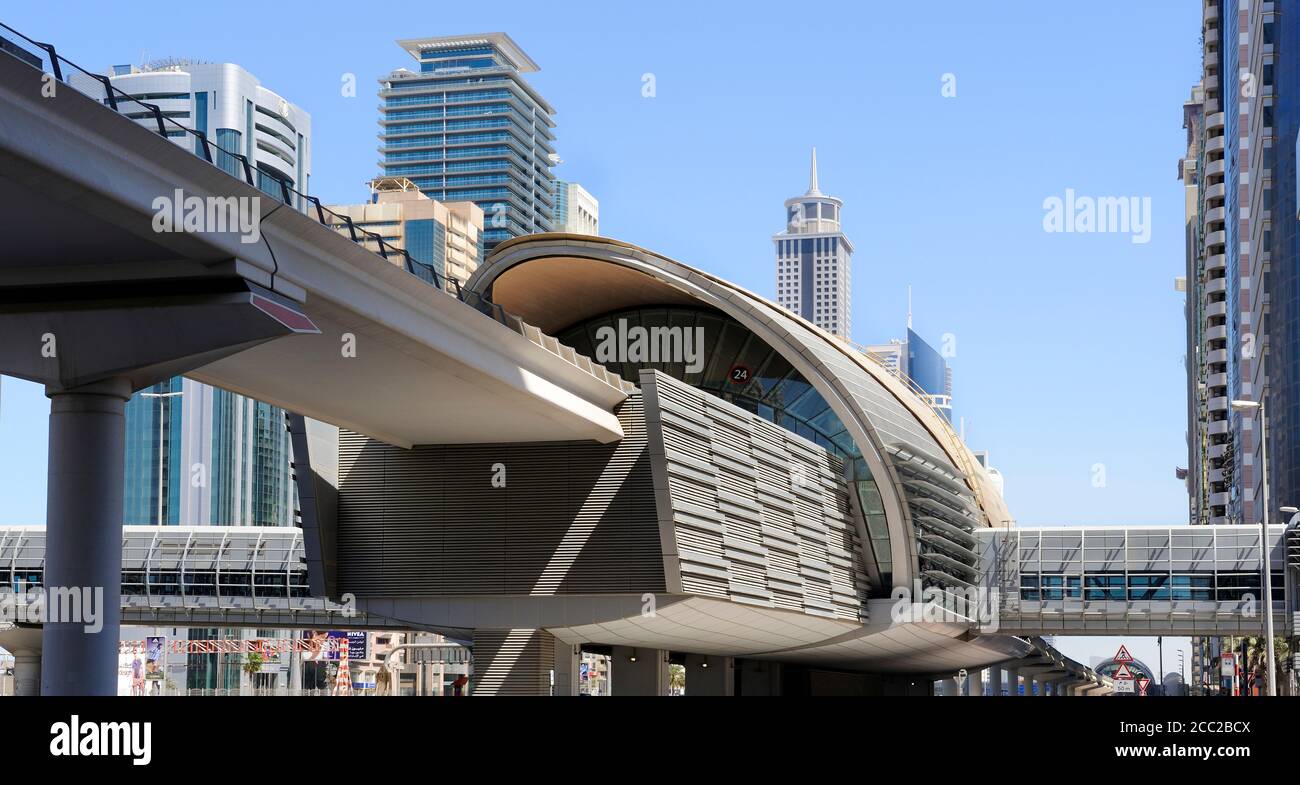 Los Emiratos Árabes Unidos, Dubai, vista de la estación de metro y del centro financiero en Shaikh Zayed Road Foto de stock