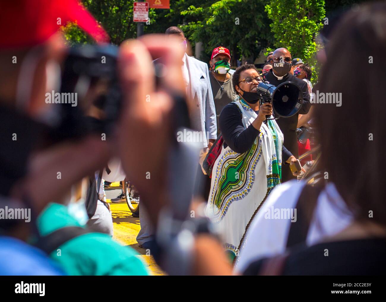 Los manifestantes y las señales de protesta de The Black Lives son protestas importantes en Washington, D.C., durante junio de 2020 Foto de stock