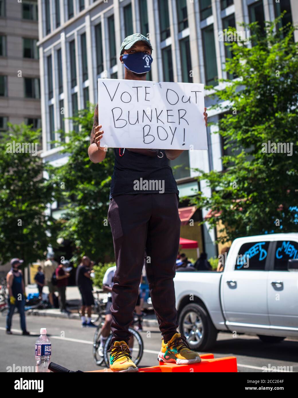 Los manifestantes y las señales de protesta de The Black Lives son protestas importantes en Washington, D.C., durante junio de 2020 Foto de stock