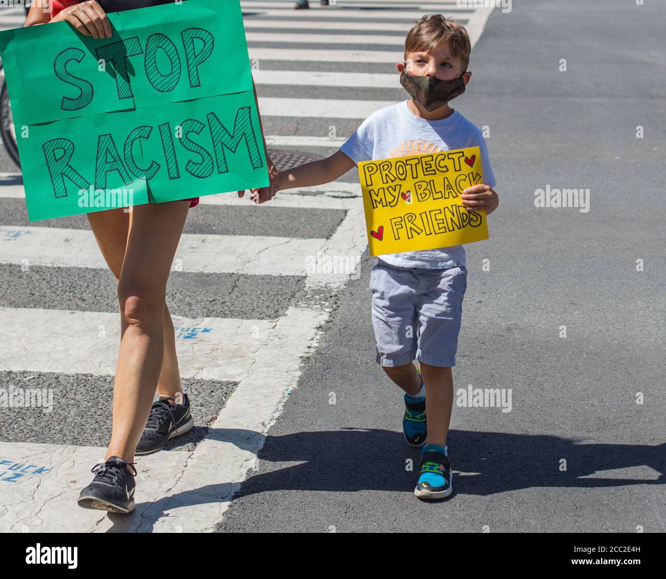 Los manifestantes y las señales de protesta de The Black Lives son protestas importantes en Washington, D.C., durante junio de 2020 Foto de stock