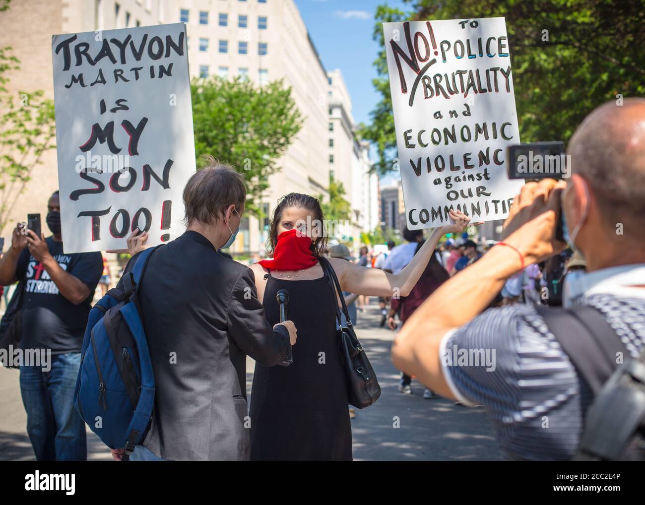 Los manifestantes y las señales de protesta de The Black Lives son protestas importantes en Washington, D.C., durante junio de 2020 Foto de stock