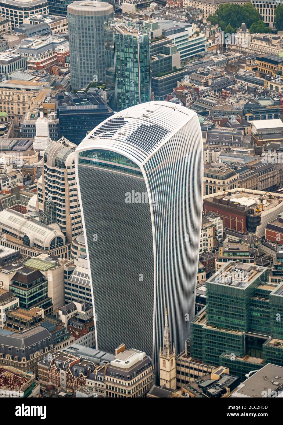 Vista aérea vertical del rascacielos Walkie Talkie, St Mary's Axe en la ciudad de Londres. Foto de stock