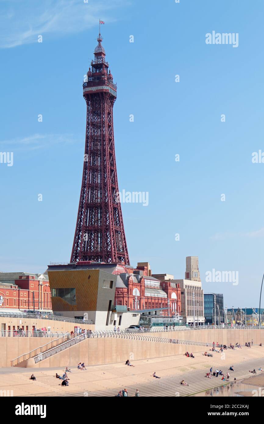 Blackpool torre y frente al mar visto desde el muelle norte Foto de stock