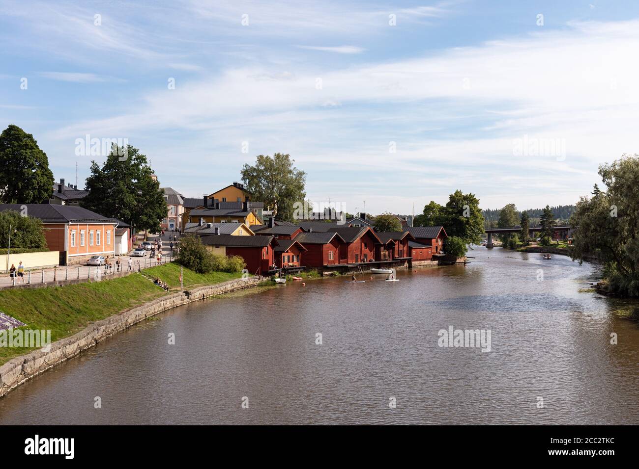 Antiguos edificios de almacenamiento de ocre rojo de madera junto al río Porvoonjoki en el casco antiguo de Porvoo, Finlandia Foto de stock