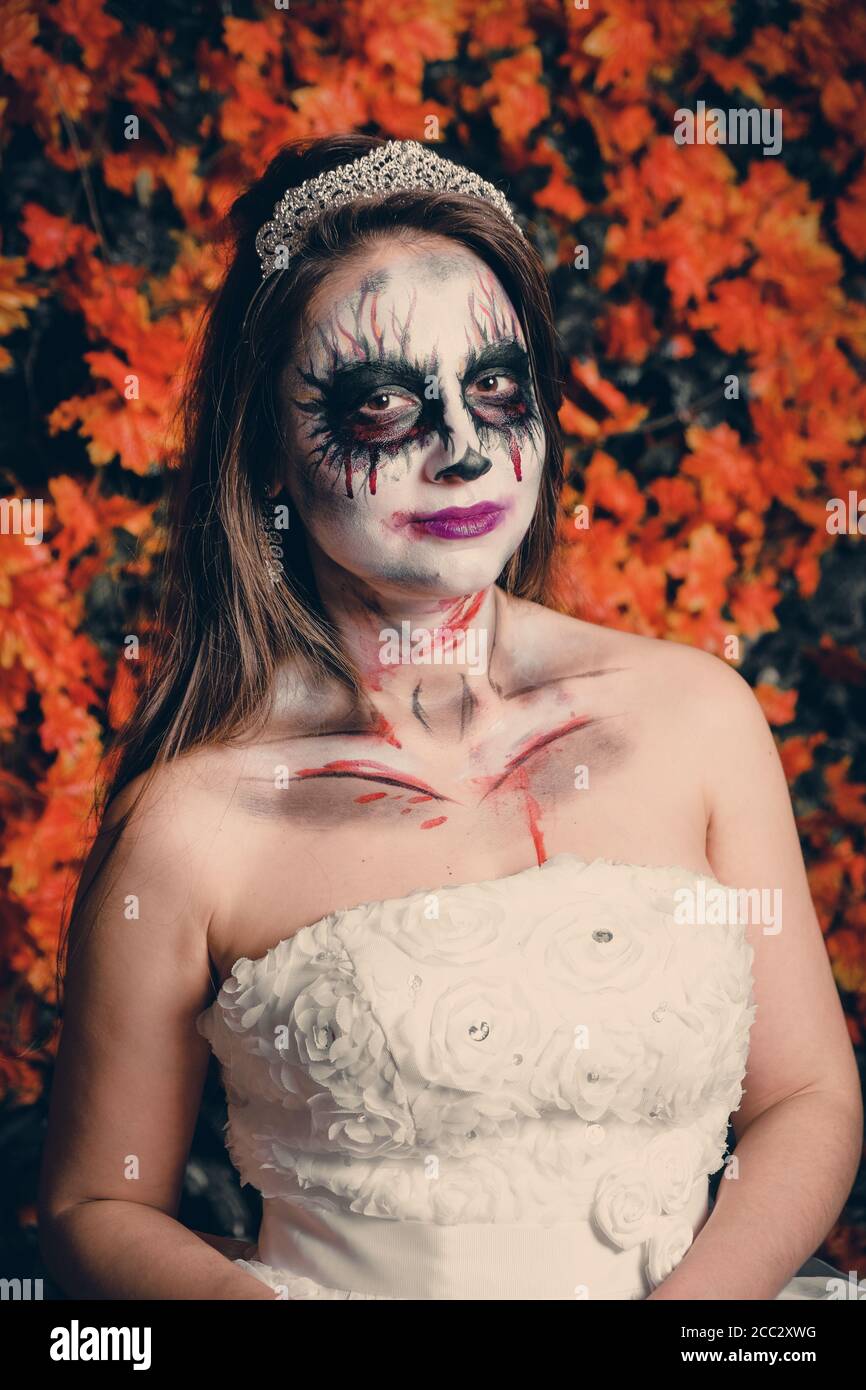 Horrible maquillaje en una chica en un vestido de novia para Halloween  Fotografía de stock - Alamy