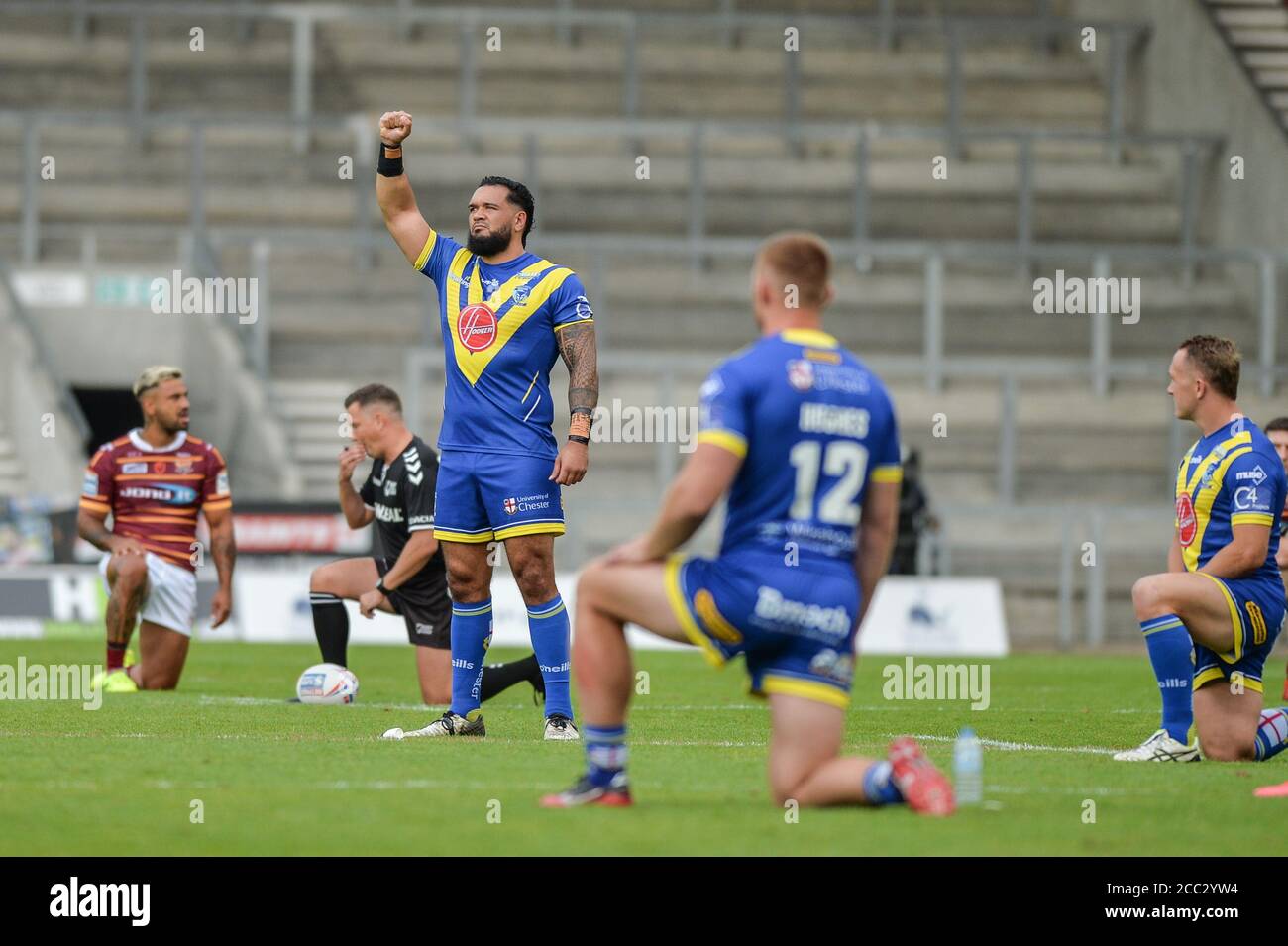 Ben Murdoch-Masila de Warrington Wolves está con un brazo levantado Durante la vida Negra el reconocimiento de la materia Foto de stock