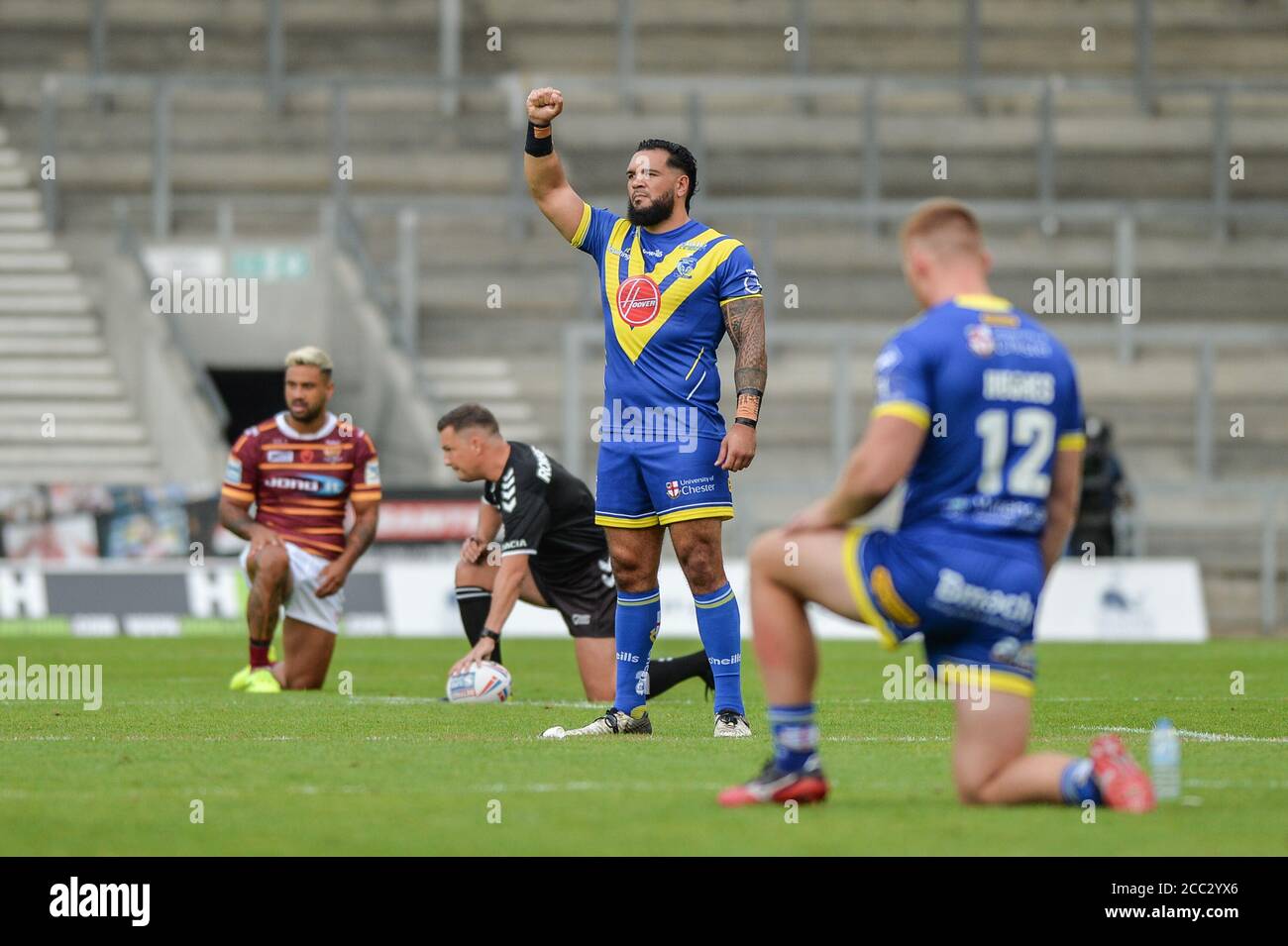 Ben Murdoch-Masila de Warrington Wolves está con un brazo levantado Durante la vida Negra el reconocimiento de la materia Foto de stock