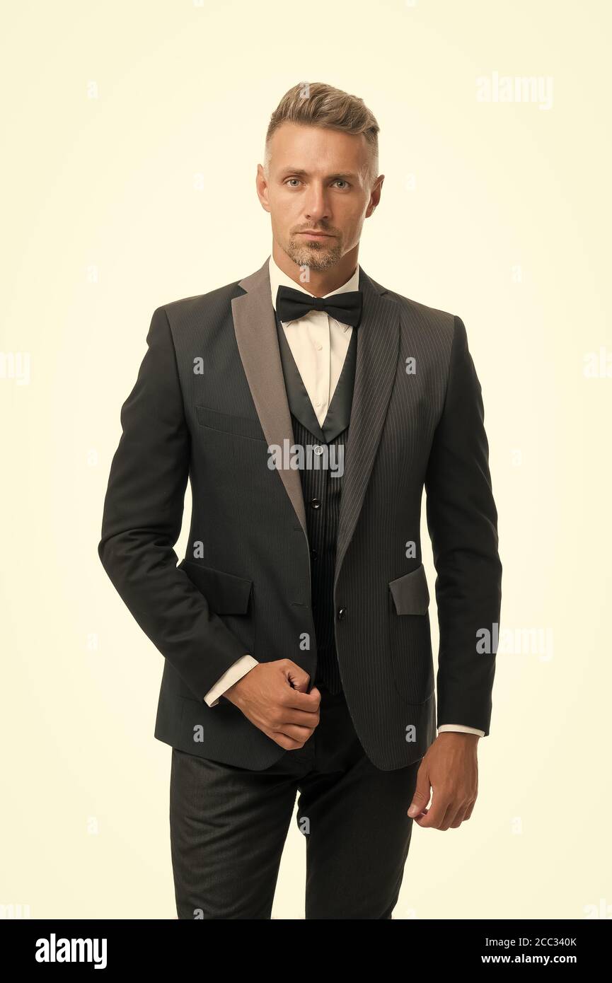 Traje para ocasión especial. Accesorio elegante. Traje a medida. Tienda de  moda. Servicio de alquiler de trajes. Elegante conjunto de moda. Estilo  moderno caballero. Un hombre guapo bien cuidado lleva tuxedo. Ropa