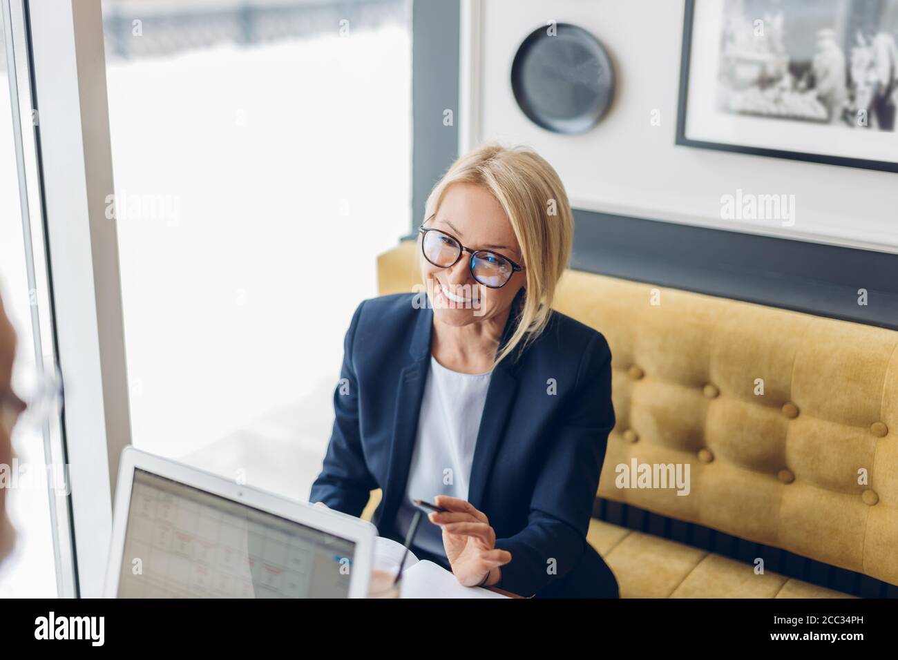 vieja mujer alegre y elegante disfrutando del tiempo en el interior. foto de cerca. Foto de stock