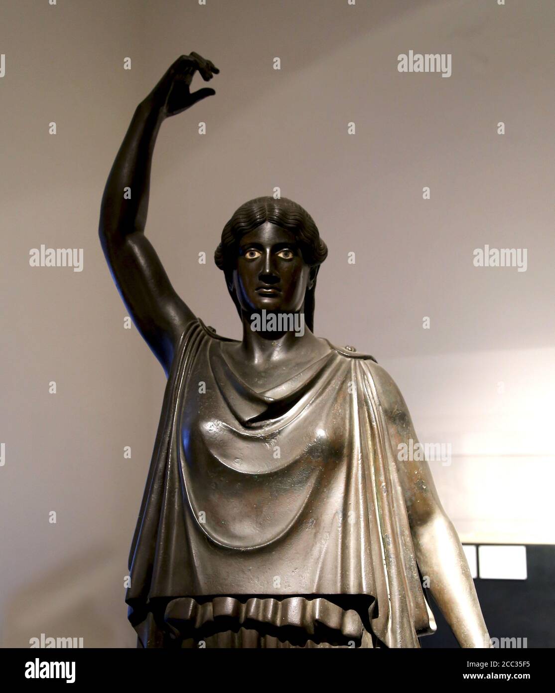 Bailarina (danaid) estatua de bronce romano de la Villa dei Papyri. Detalle. Siglo I a.C. Museo Arqueológico de Nápoles, Italia. Foto de stock