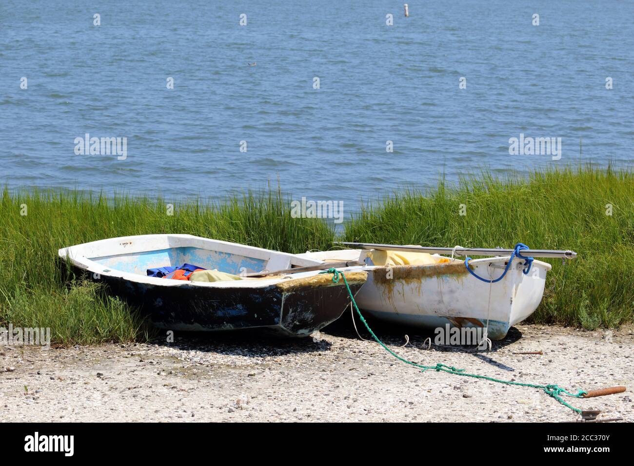 Dos pequeños botes de remos encalan cerca de una ensenada en Cape May, Nueva Jersey, Estados Unidos Foto de stock