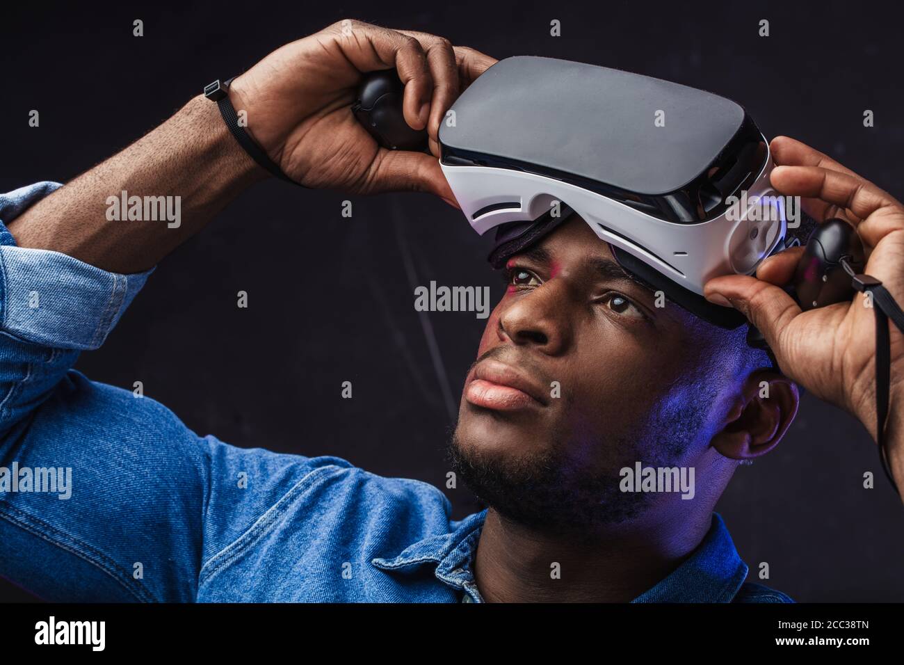 Guapo emocionado hombre étnicos, prueba oculus VR por primera vez, la  sensación de adoración y asombro. Un simulador de realidad virtual de 360  grados le impresionó un Fotografía de stock - Alamy