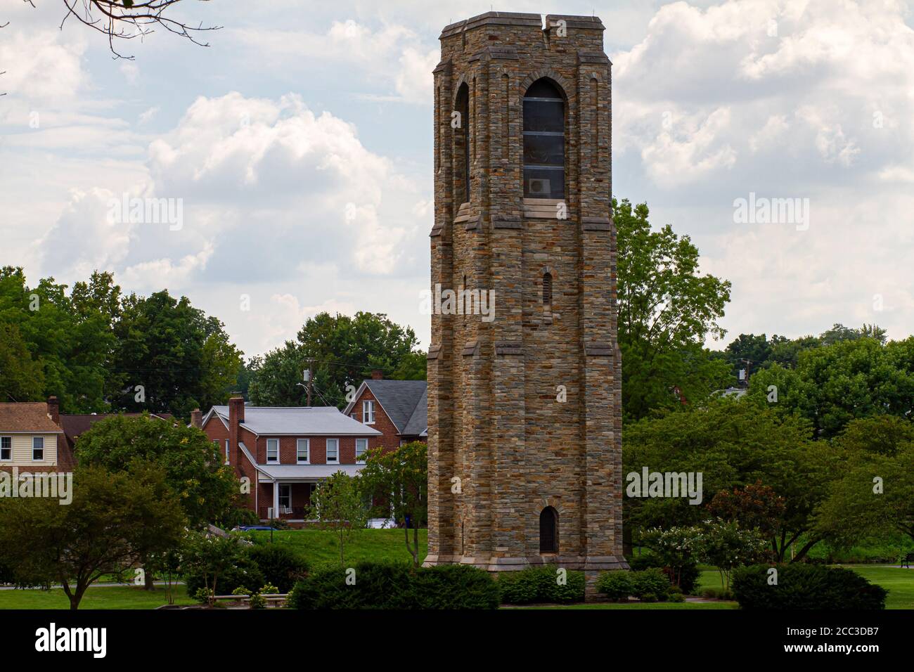Imagen de cerca de la Torre Joseph D. Baker y Carillon que se erige en Baker Park, Frederick en memoria de este filántropo. Es un 70 pies gr Foto de stock