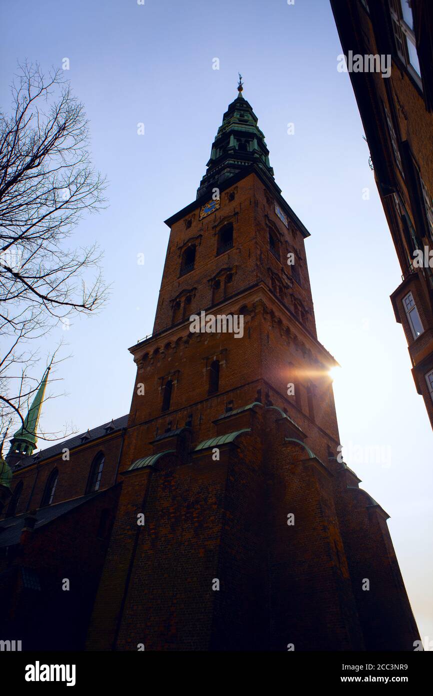 Torre de Nikolaj en Copenhague . Centro de Arte Contemporáneo en Dinamarca Foto de stock