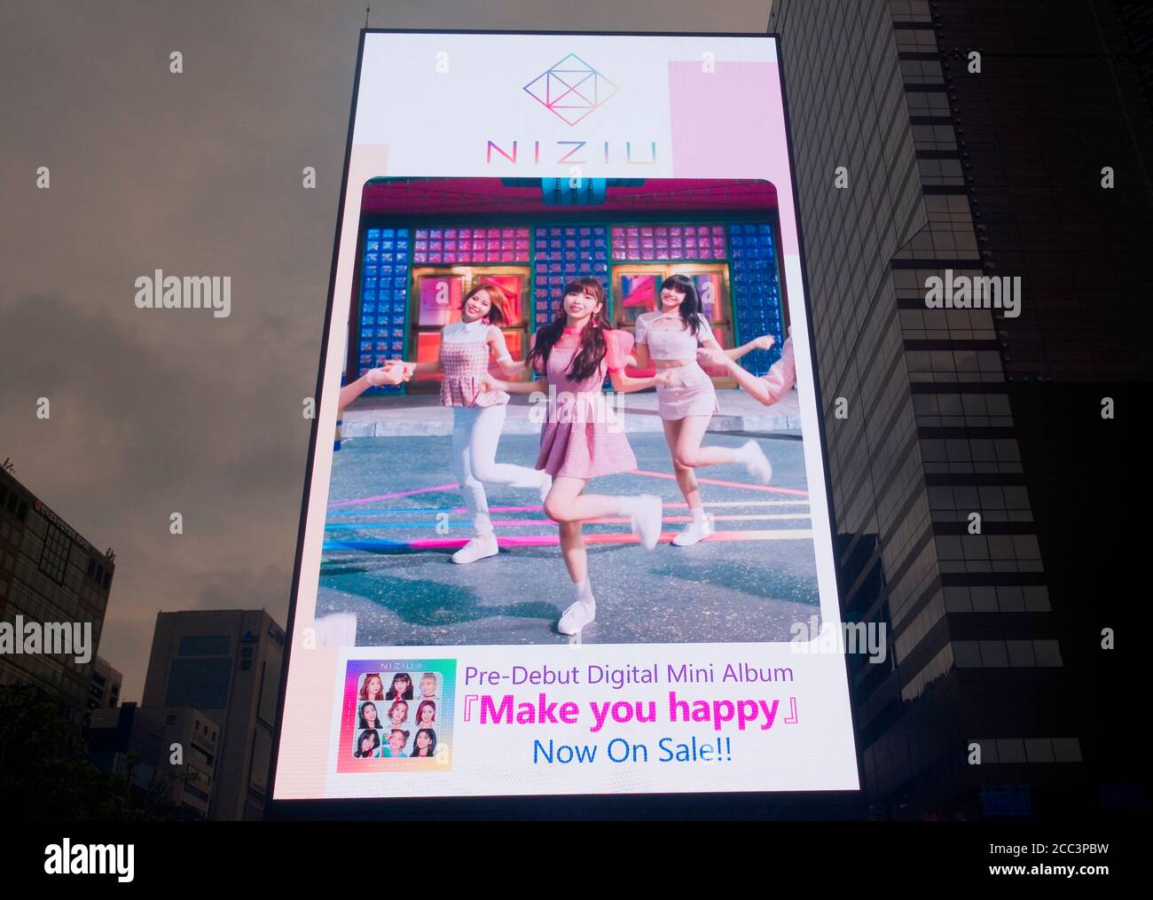 NiziU, 16 de agosto de 2020 : un video musical para la canción 'Make You Happy' del grupo de niñas japonesas NiziU se ve transmitido en una pantalla de gran tamaño para promover la música en Seúl central, Corea del Sur. NiziU lanzó su pre-debut digital EP 'Make You Happy' el 30 de junio en Japón y el 1 de julio a nivel internacional. La canción 'Make You Happy' ha stormed las listas de música japonesa desde su lanzamiento. JYP Entertainment de Corea del Sur se asoció con Sony Music Entertainment Japan para lanzar NiziU. El grupo de niñas formado por JYP Entertainment en Seúl va a hacer su debut oficial en noviembre. (Foto de Lee Jae- Foto de stock