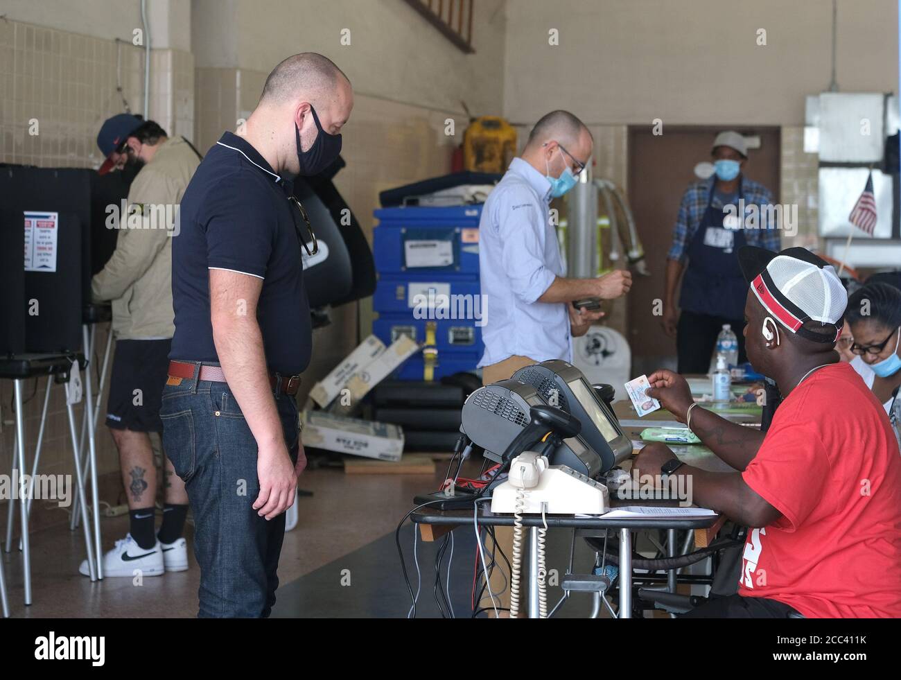 Miami, Estados Unidos. 18 de agosto de 2020. Los residentes de Miami Florida se matriculan en el mostrador de inscripción y depositan su papeleta el día de las elecciones primarias para los candidatos en la Estación de Bomberos y Rescate de Miami 2 en Miami, Florida el martes, 18 de agosto de 2020. Las líneas en los sitios de votación son más cortas y en algunos casos inexistentes debido al COVID-19, Coronavirus Pandémica. Foto de Gary I Rothstein/UPI crédito: UPI/Alamy Live News Foto de stock