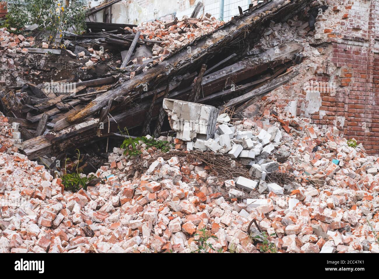 Viejos edificios abandonados, casa arruinada. Concepto sísmico. Ruinas después de la guerra. Basurero de ladrillo roto, casas demolidas Foto de stock