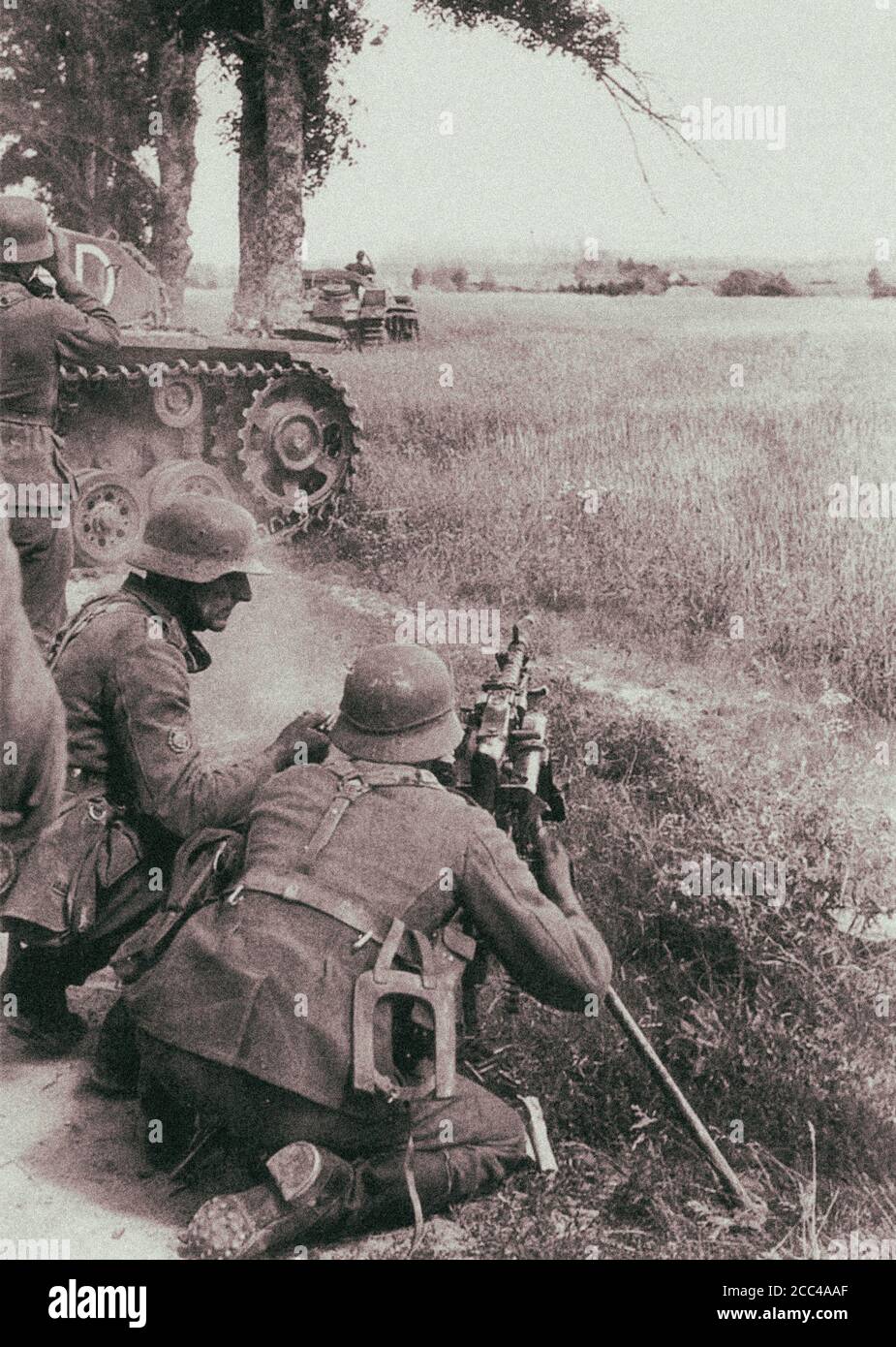 La ametralladora de Edelweiss Division (Gebirgsjägers) está disparando desde la ametralladora MG-34. URSS. Verano 1941 Foto de stock