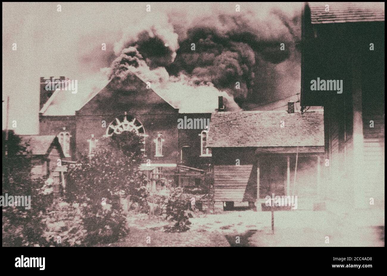 Quema de la iglesia donde se almacenaron municiones durante los disturbios de la raza, Tulsa, Oklahoma. EE.UU. 1 de junio de 1921 Foto de stock