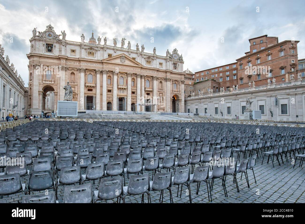 Sillas frente a la Basílica de San Pedro, Ciudad del Vaticano, Roma, Italia. Vista de la Basílica Papal de San Pedro en el Vaticano Foto de stock