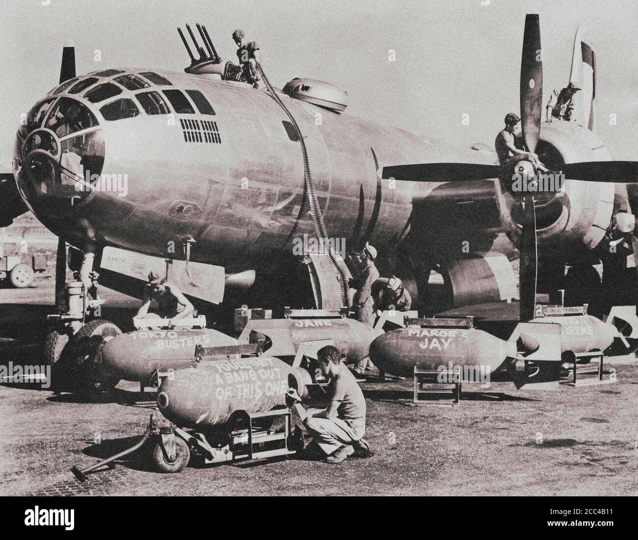 El personal técnico del aeródromo estadounidense carga municiones en el bombardero Boeing B-29 Superfortress del 500º Grupo Bomber. Boeing B-29 bombardero está preparado Foto de stock