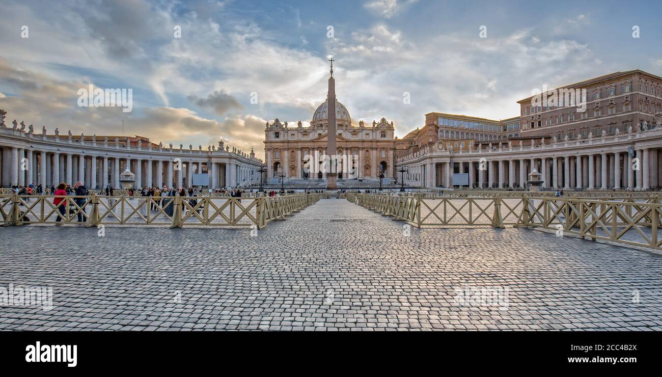 Vista panorámica de la Basílica de San Pedro y el obelisco egipcio en el centro de la plaza del Vaticano al amanecer en el Vaticano, Roma, Italia Foto de stock