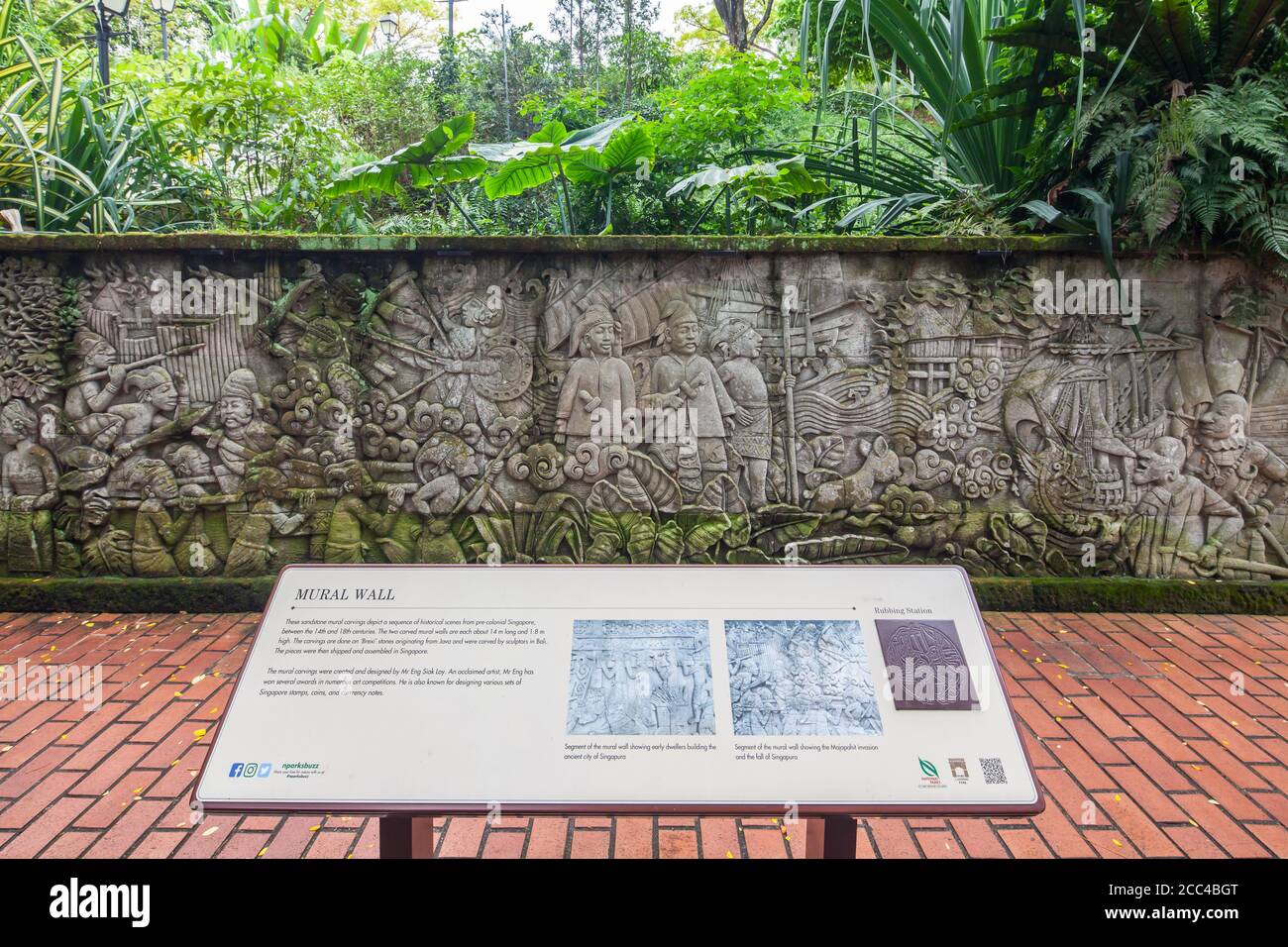 Talla de pared que representa escenas históricas de Singapur pre-colonial en Fort Canning Park, Singapur. Foto de stock