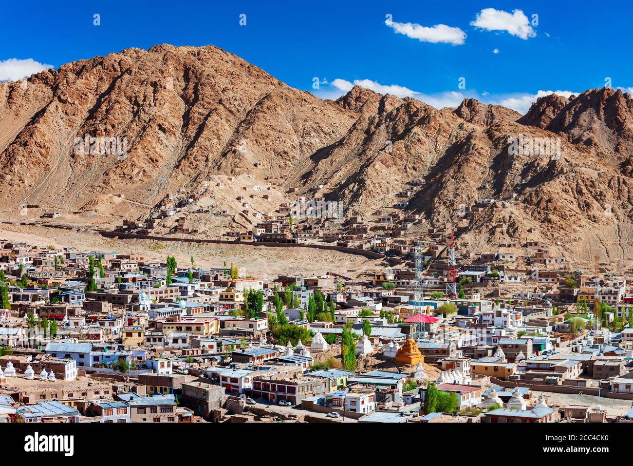 Vista panorámica aérea de Leh. Leh es la capital y la ciudad más grande
