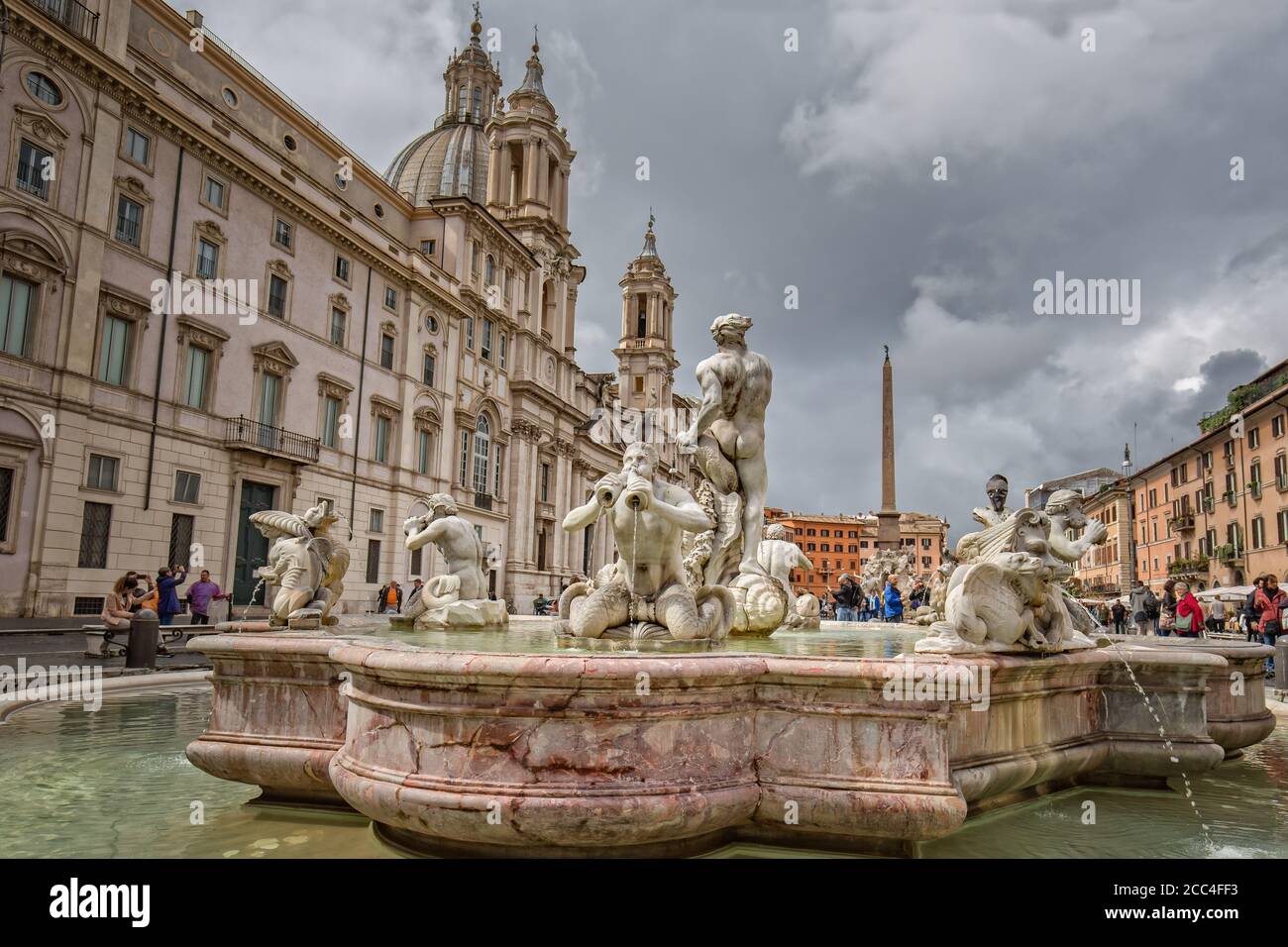 Roma, Italia - 14 de mayo de 2016: Fuente de la Moor (Fontana del Moro), situada en la famosa Piazza Navona y construida en 1574 por Giacomo Della Porta Foto de stock