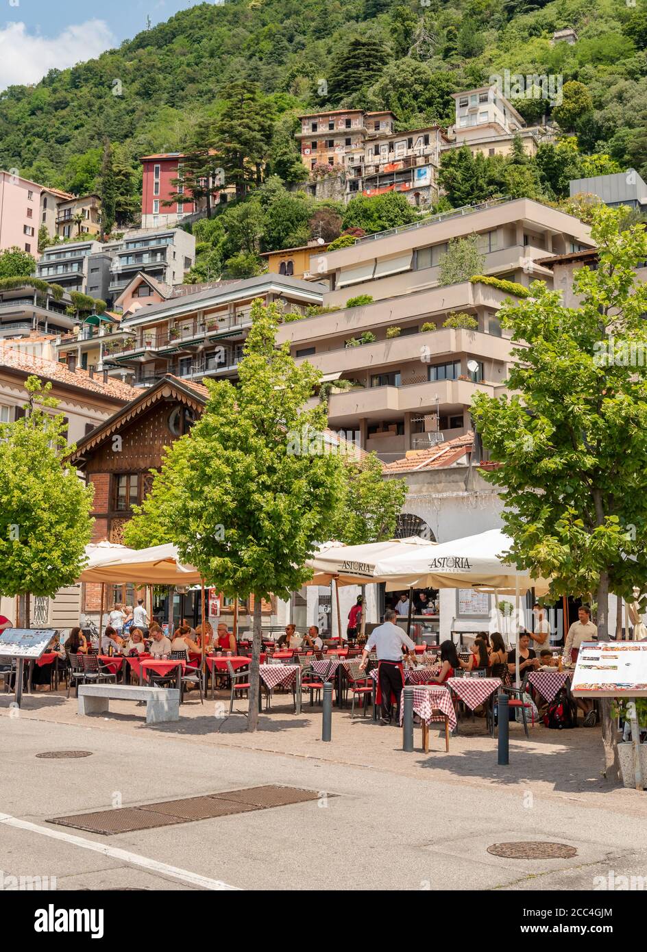 Como, Lombardía, Italia - 18 de junio de 2019: Personas que disfrutan de bares y restaurantes al aire libre en el paseo marítimo del Lago como en un caluroso día de verano en la ciudad de como, ITA Foto de stock