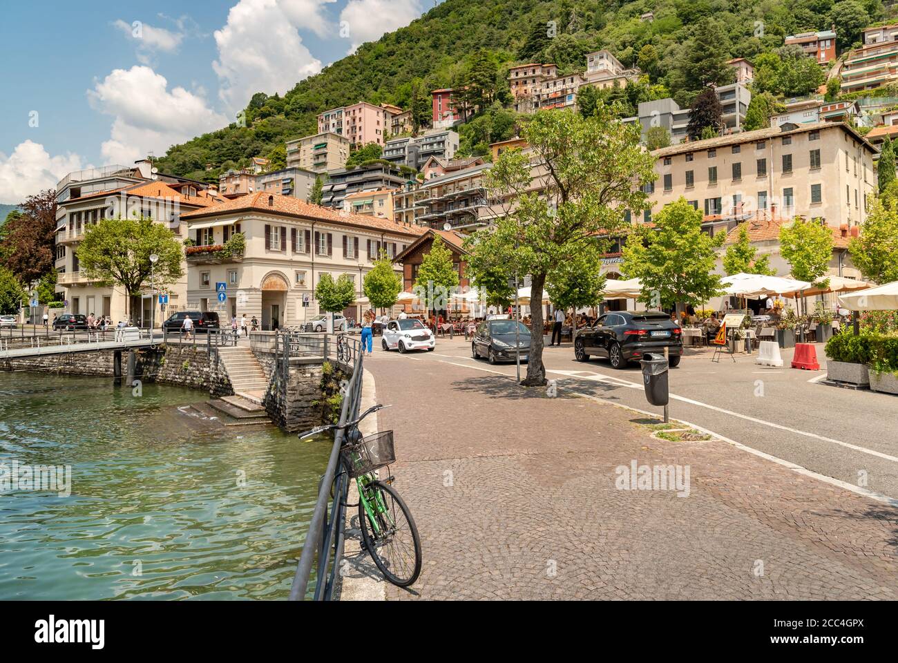 Como, Lombardía, Italia - 18 de junio de 2019: Personas que disfrutan de bares y restaurantes al aire libre en el paseo marítimo del Lago como en un caluroso día de verano en la ciudad de como, ITA Foto de stock