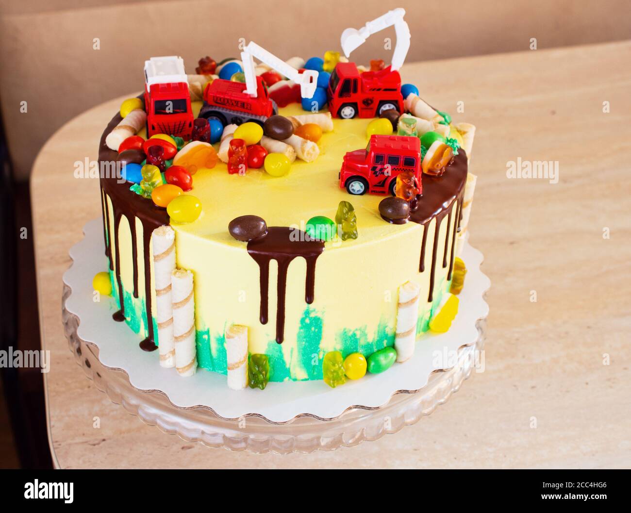 Pastel de cumpleaños para niños decorado con coches pequeños Fotografía de  stock - Alamy