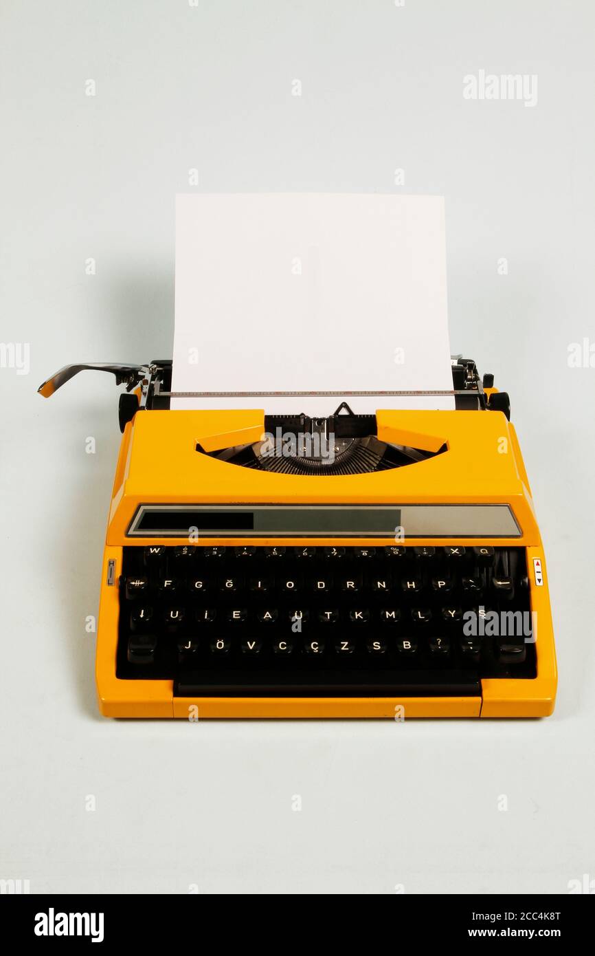 Máquina de escribir mecánica portátil hecha en 1980. 1980 máquina de  escribir portátil hecha de metal y material de plomo Fotografía de stock -  Alamy