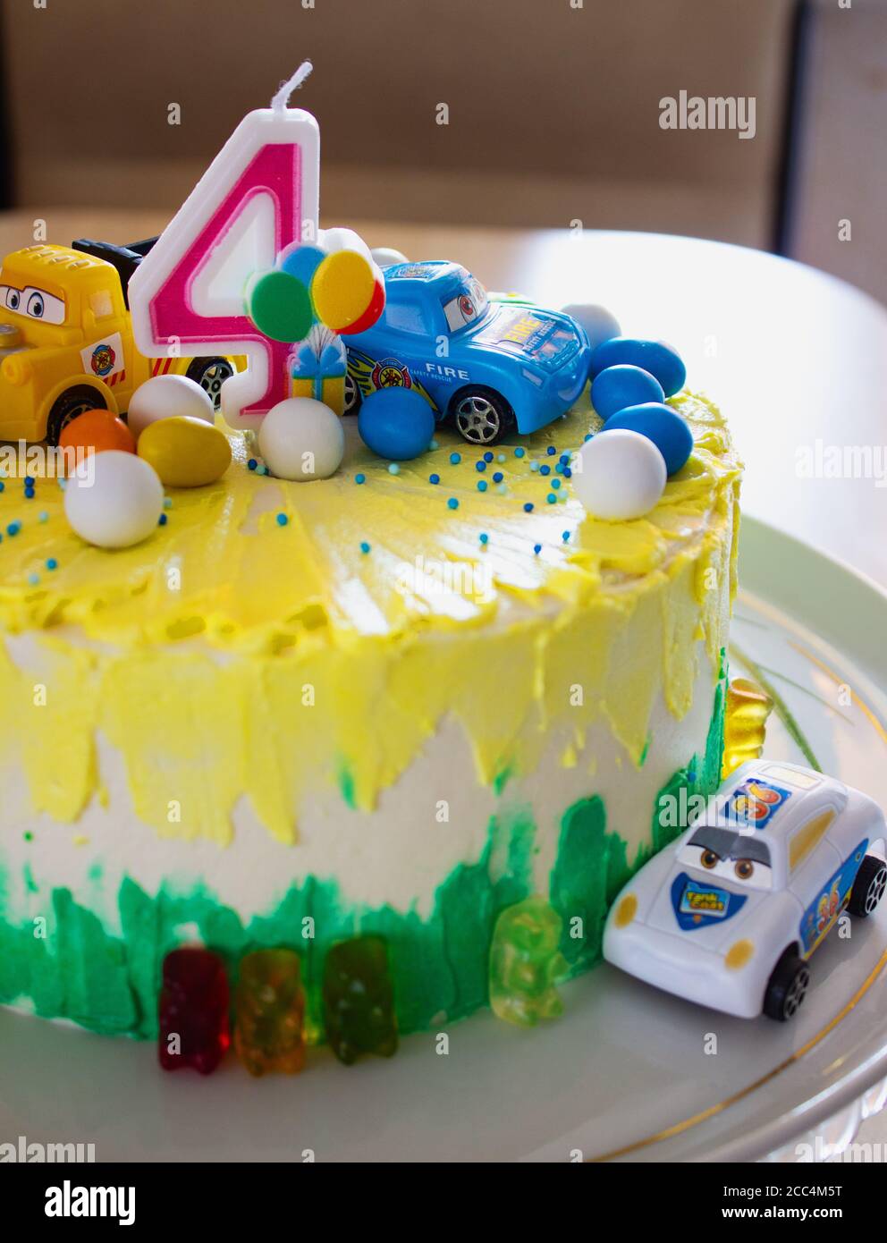 Pastel de cumpleaños para niños decorado con coches pequeños Fotografía de  stock - Alamy