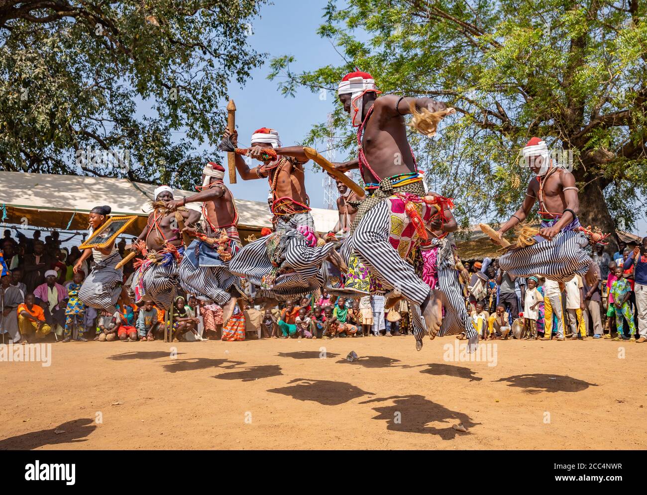 Danza tradicional de la gente de Bariba en el festival de Gaani Foto de stock