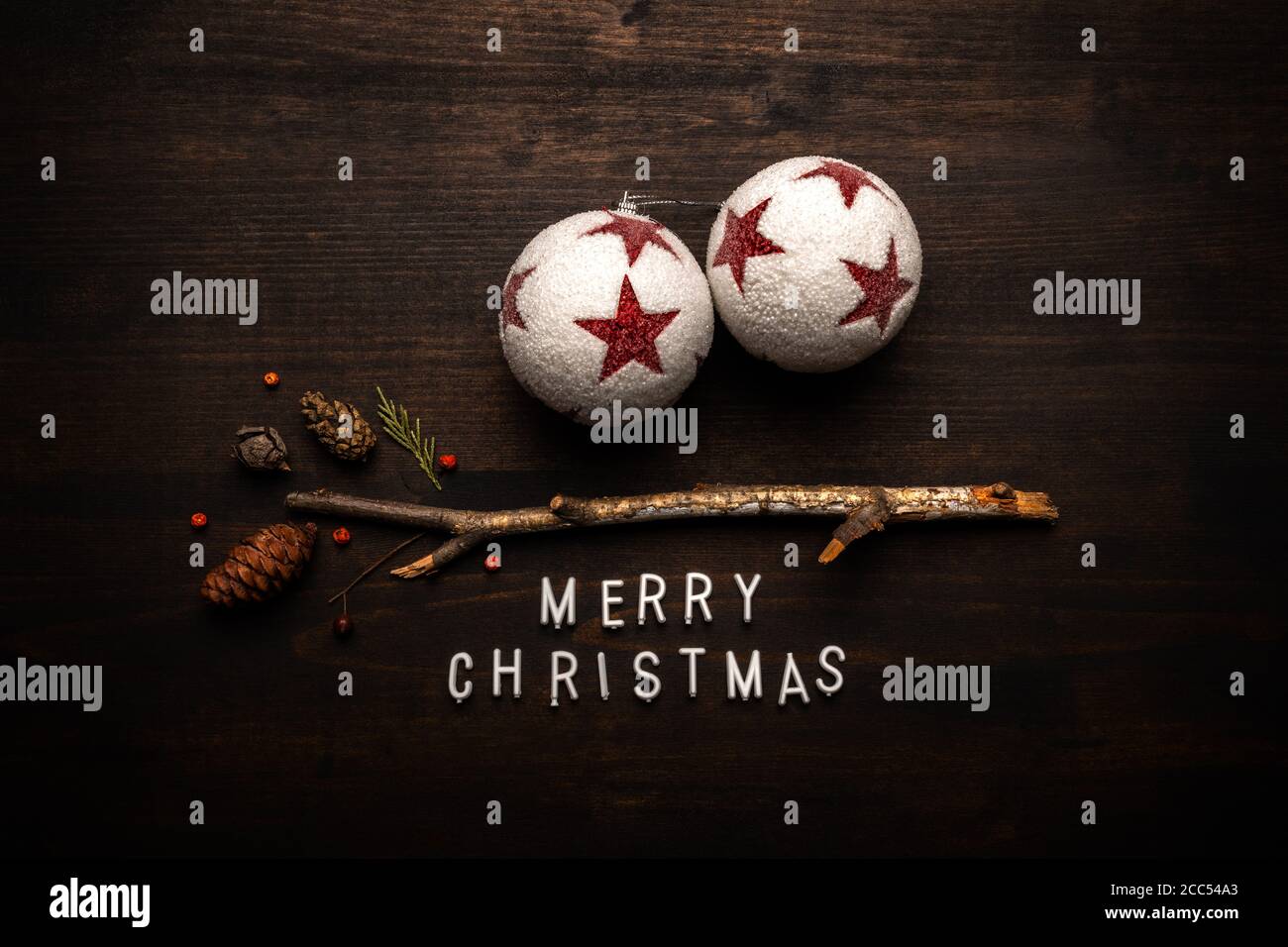 Decorativo Christmastime árbol bola ornamentos plano Lay top vista con Feliz texto de Navidad Foto de stock