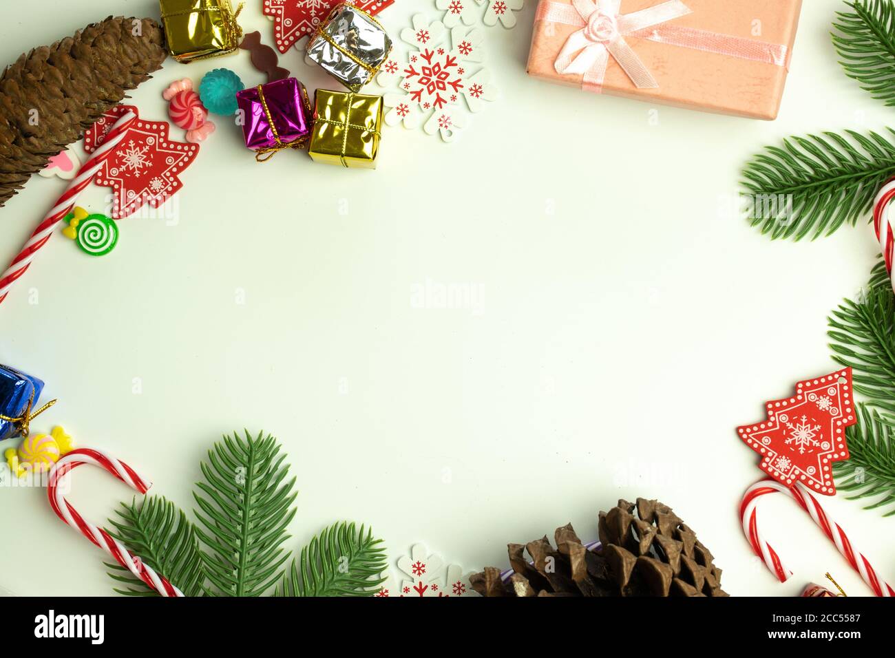 Navidad vacaciones estilo decoración plano disposición con espacio de copia Foto de stock