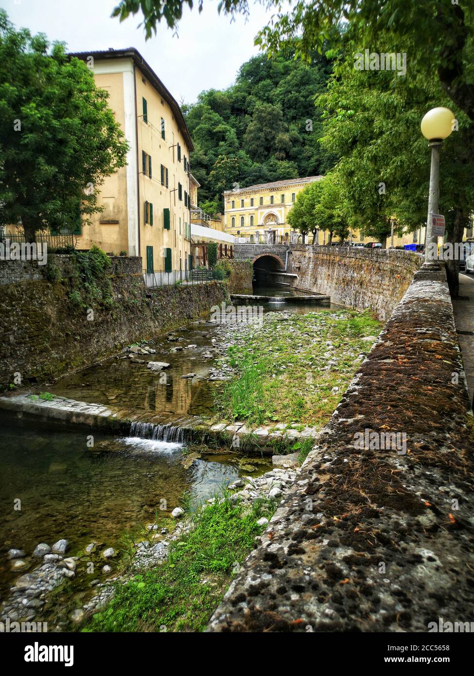 Río vertical en italia pueblo de Porretta cerca de Bolonia En Emilia Romaña Foto de stock