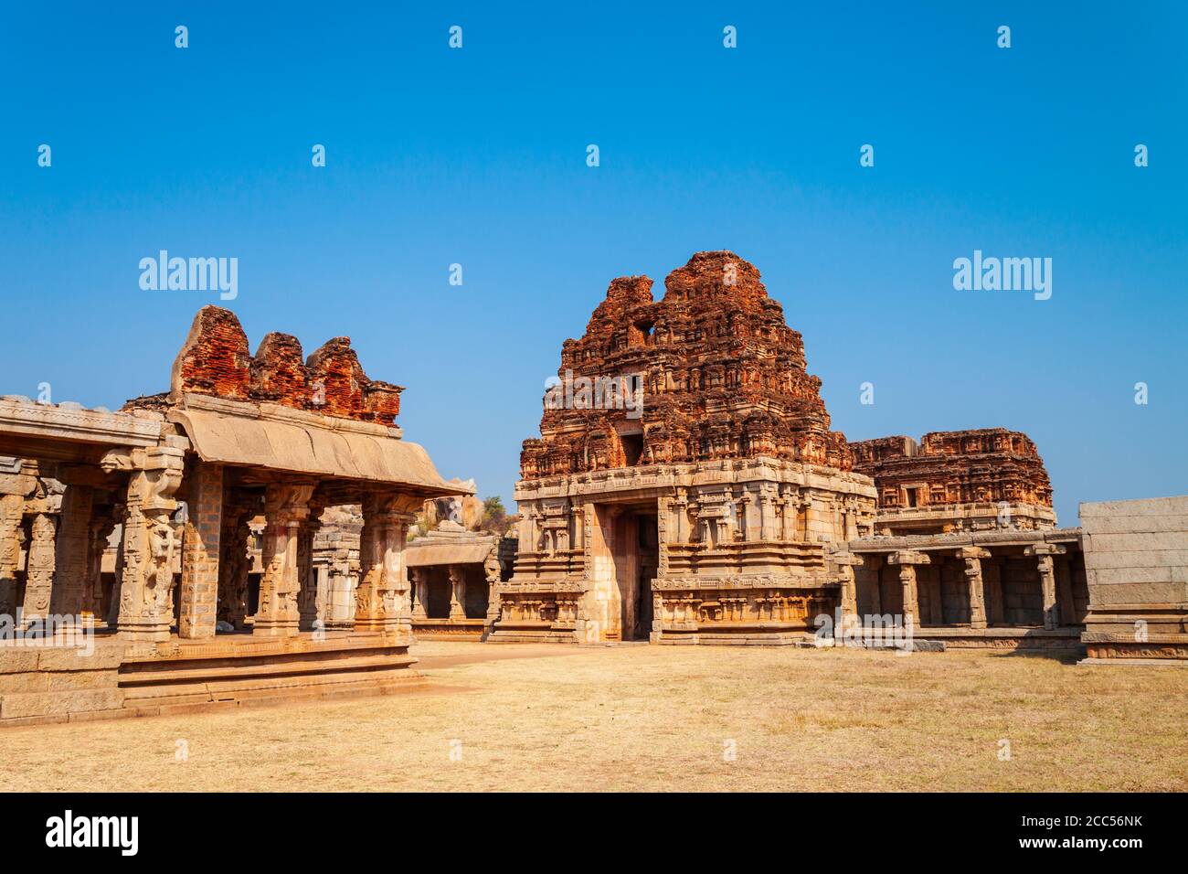 El Grupo de monumentos en Hampi fue el centro del Imperio Vijayanagara hindúes en el estado de Karnataka en la India Foto de stock