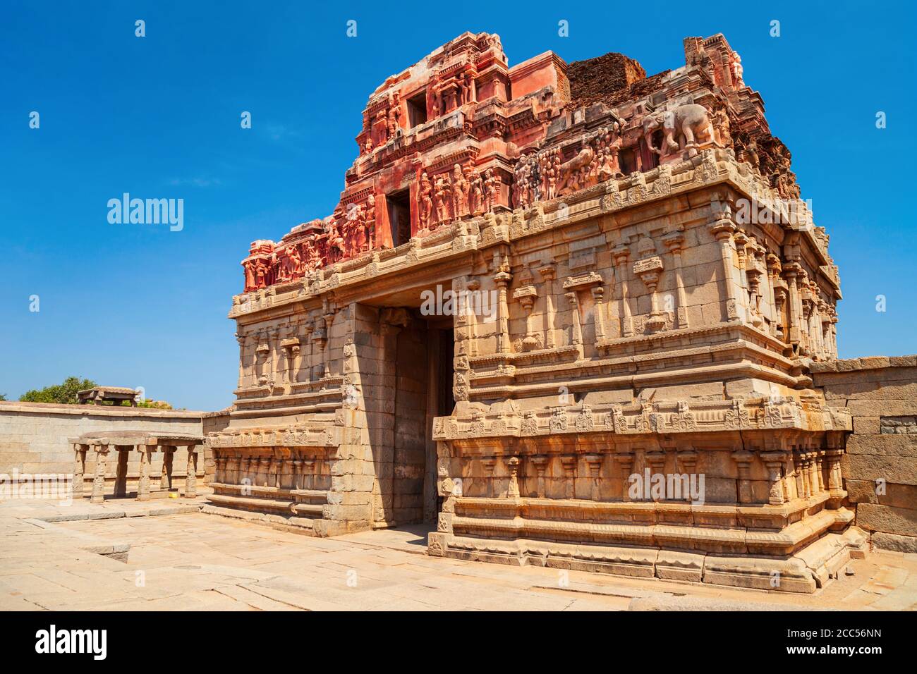 El Grupo de monumentos en Hampi fue el centro del Imperio Vijayanagara hindúes en el estado de Karnataka en la India Foto de stock