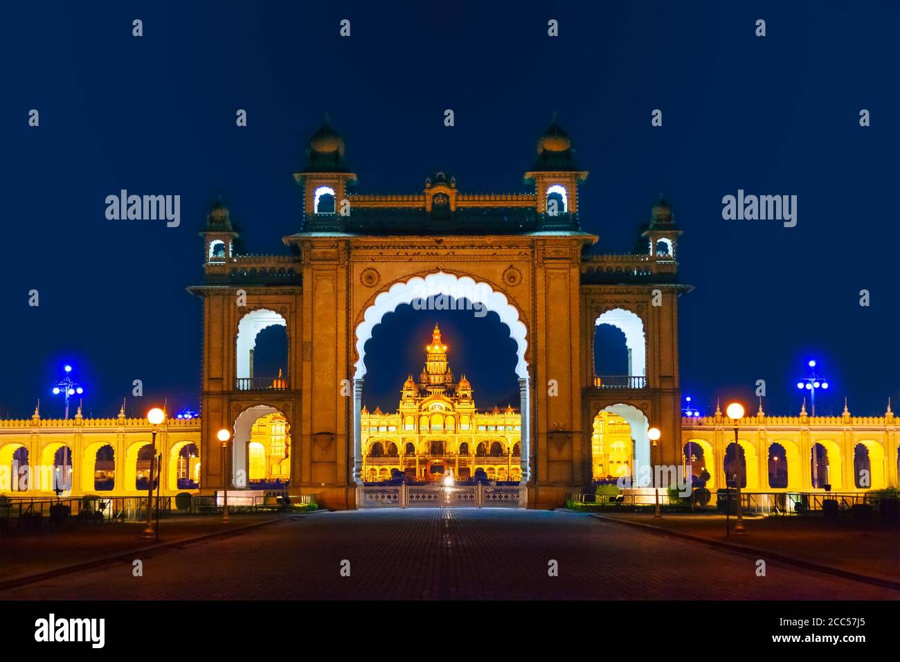 Mysore Palace está situado en un palacio histórico y una residencia real de Mysore en India Foto de stock