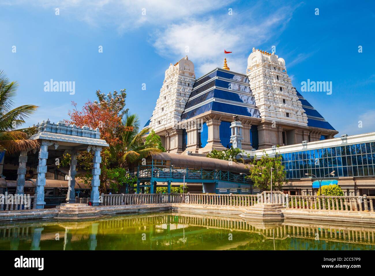 Sri Radha Krishna Temple está situado en Bangalore en la India, uno de los más grandes templos de ISKCON en el mundo Foto de stock
