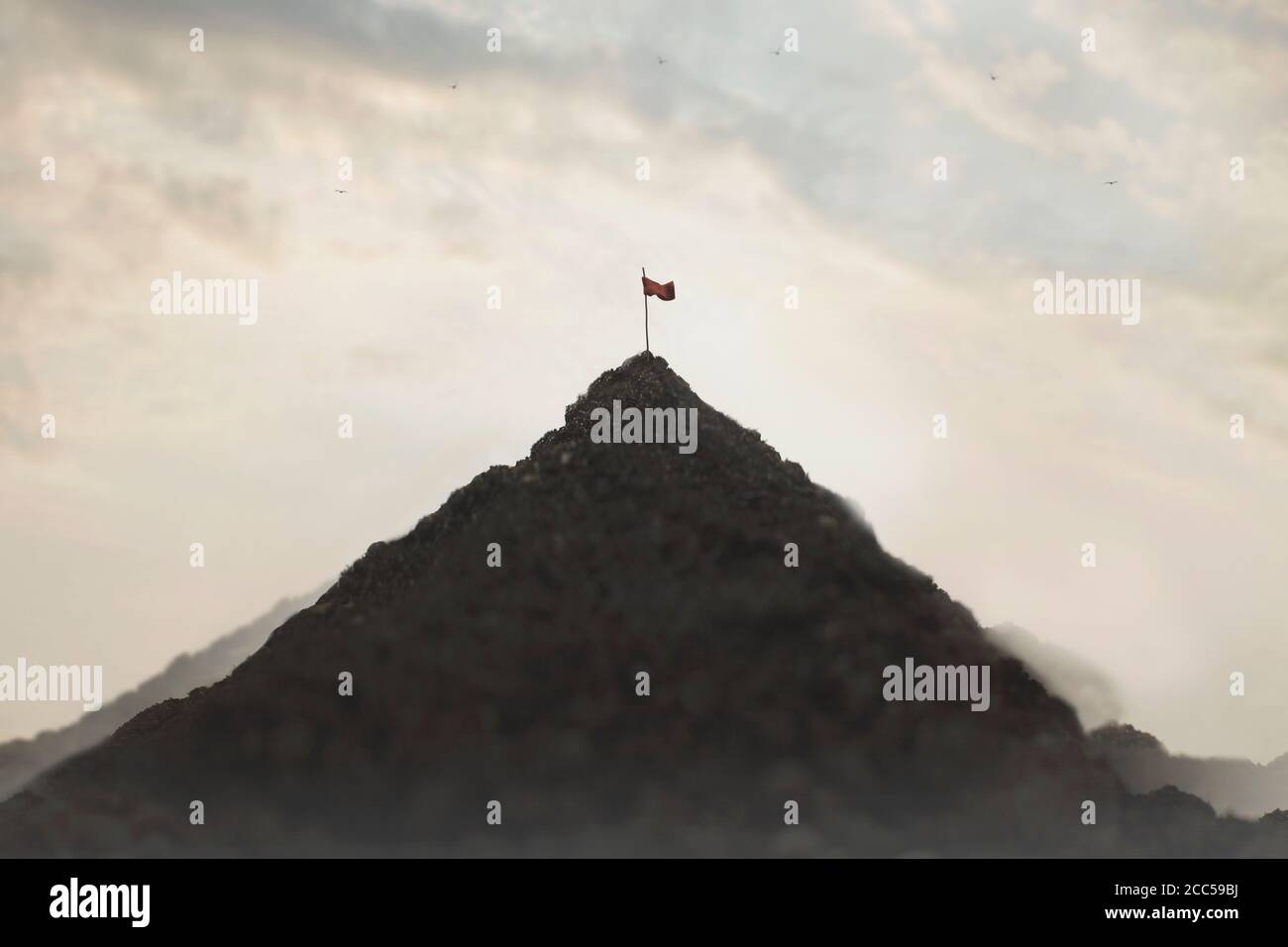 bandera plantada en la cima de una montaña, concepto de éxito Foto de stock