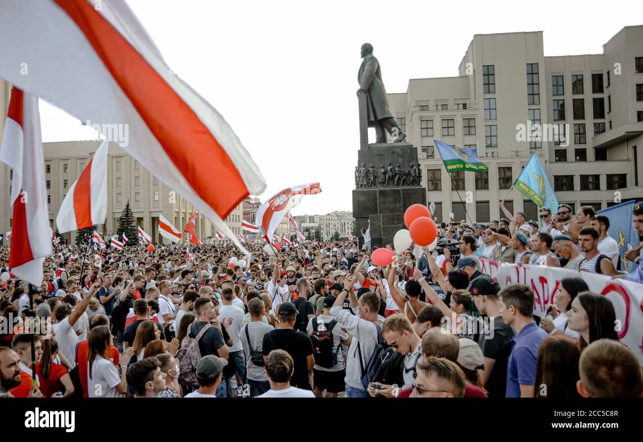 Minsk, Bielorrusia - 16 de agosto de 2020: El pueblo bielorruso participa en protestas pacíficas después de las elecciones presidenciales en Bielorrusia en la Plaza de la Independencia Foto de stock