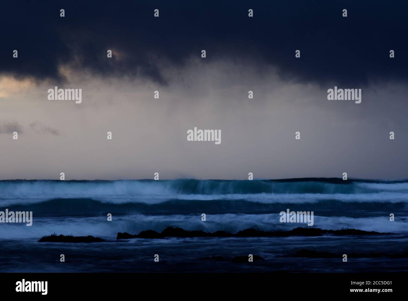 Mares ásperos y cielo moody a lo largo de la costa de Orkney Foto de stock