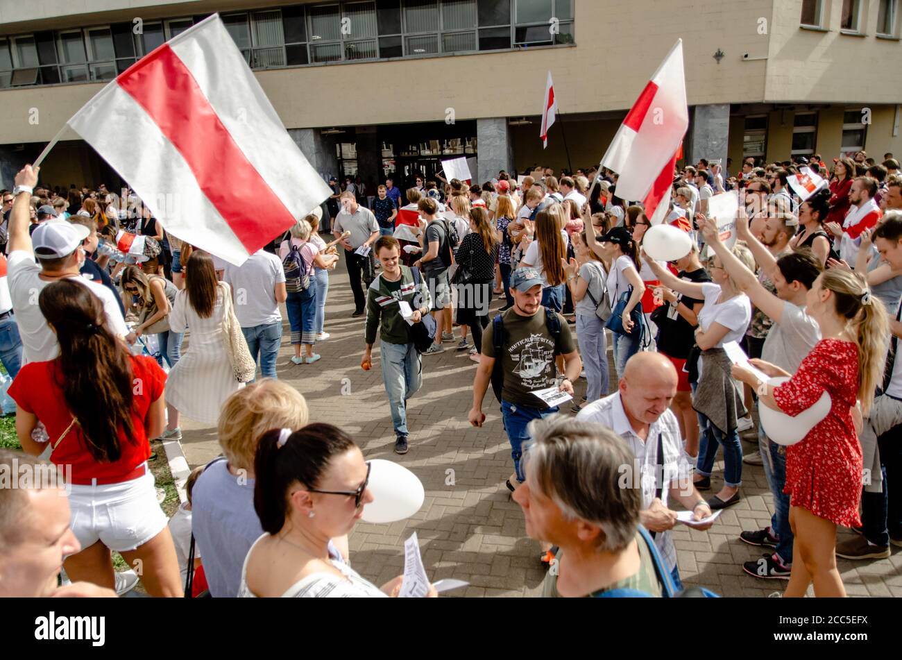 Minsk, Bielorrusia - 18 de agosto de 2020: Los manifestantes bielorrusos apoyan a los trabajadores de las fábricas dispuestos a ir a la huelga. Después de las elecciones presidenciales en Bielorrusia Foto de stock