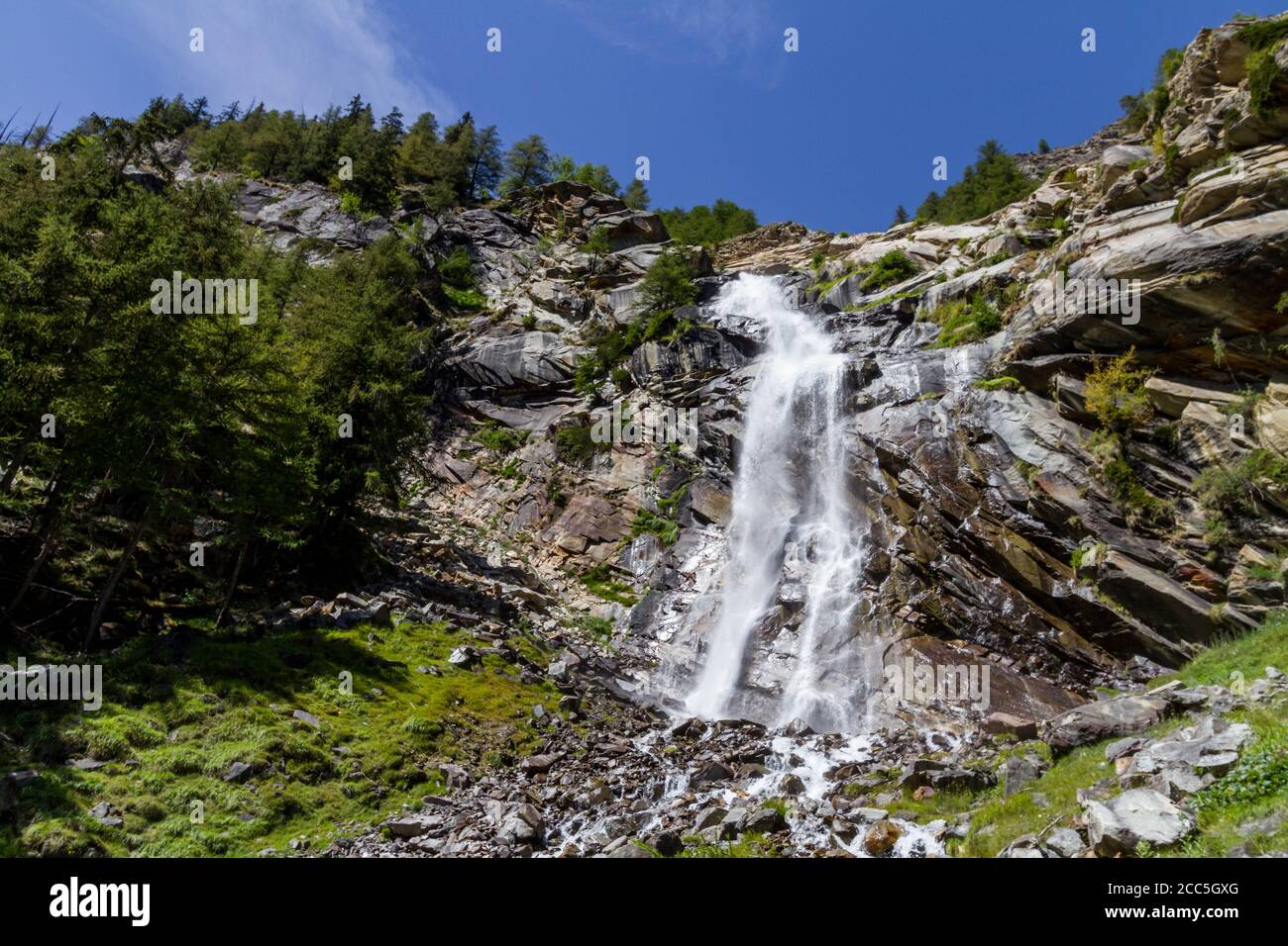 Imagen de gran angular de una cascada en Gran Paradiso Parque Nacional en los Alpes Foto de stock