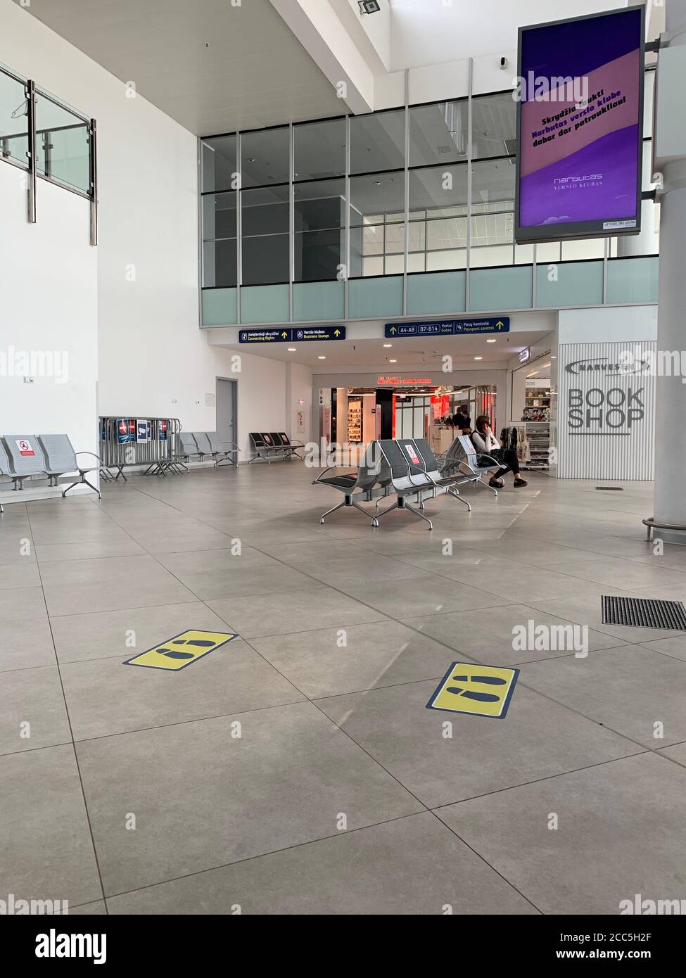 Sala de vuelos de salida vacía en el aeropuerto internacional de Vilnius. Muchos vuelos se detienen y no funcionan debido a la pandemia del coronavirus. Foto de stock