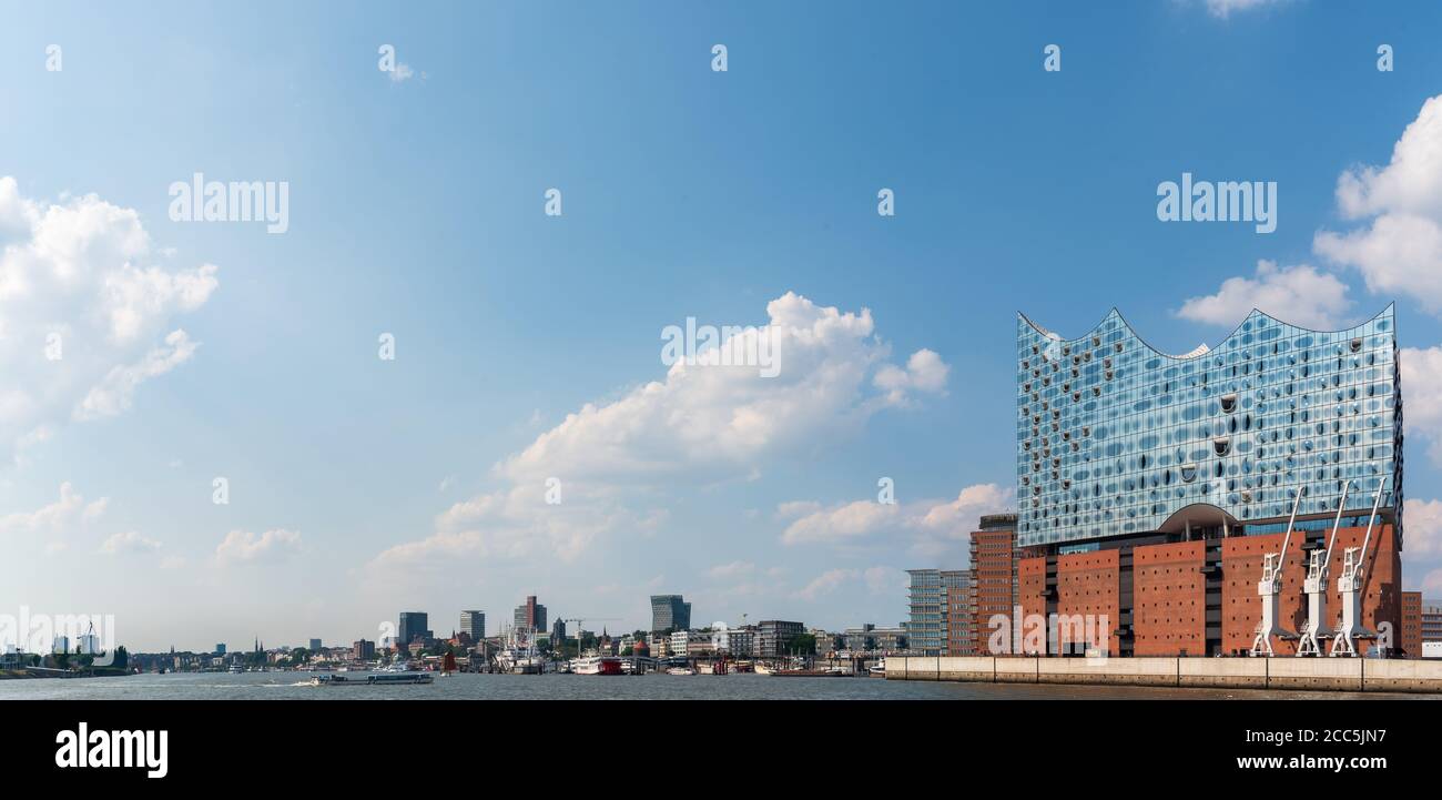 Vista panorámica del paisaje urbano de Hamburgo y la costa con el río Elbe termine la sala de conciertos contra el cielo azul del verano Foto de stock